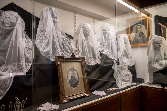 Thoolse vrouwen in klederdracht droegen tot 75 jaar geleden de prachtigste sluiermutsen.
