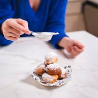 Goudbruin, licht vettig en pure nostalgie: probeer dit smoutebollenrecept