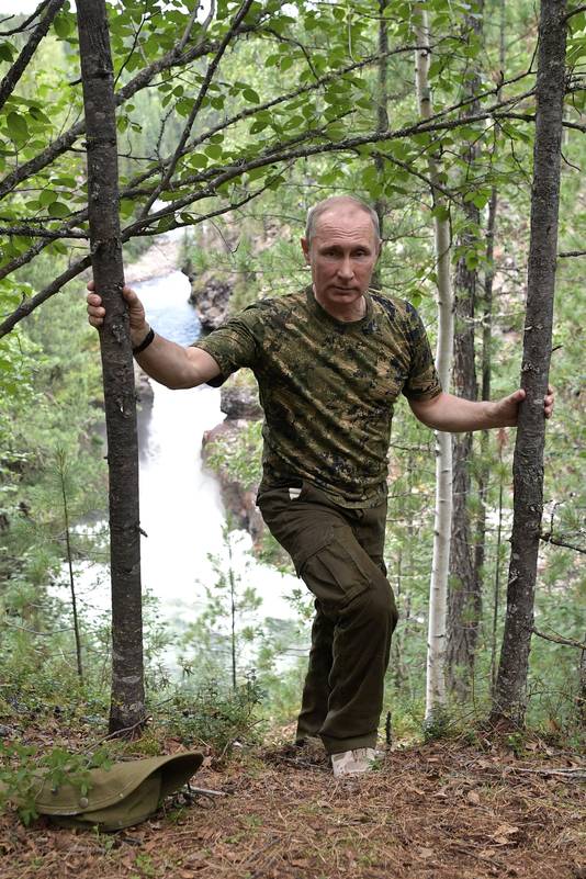 Man in camouflagepak schiet met waterpistool bier op wandelaarster | De