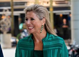 Koningin Máxima brengt bezoek aan cultuurhuis in elegante, groene zomerjurk