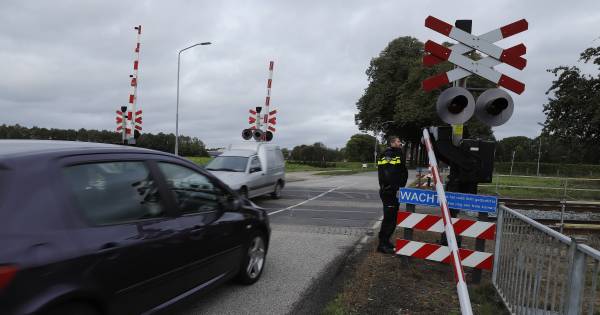 Slagboom doormidden gereden: politie waakt bij spoorovergang Vierlingsbeek.