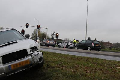 Automobilisten botsen in Oeffelt en komen met de schrik vrij