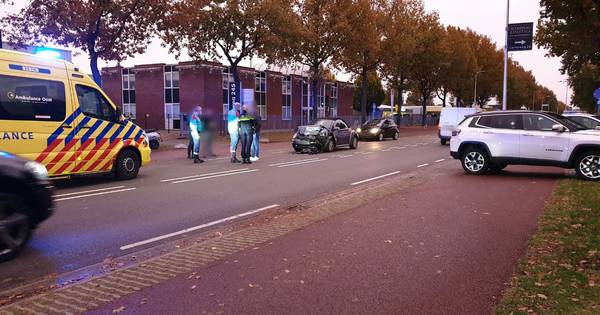 Auto raakt total loss bij aanrijding op Euregioweg in Enschede.