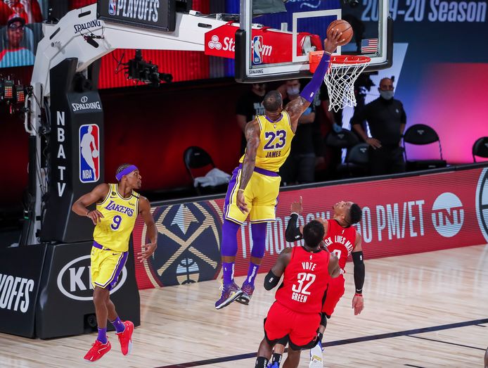 LeBron James scoort voor LA Lakers tegen Houston Rockets.