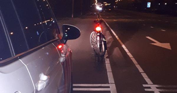 Jonge fietsster rijdt tegen verkeer in richting A325, agenten grijpen in