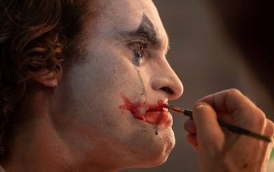 Joaquin Phoenix complètement flippant dans la bande-annonce de “Joker”