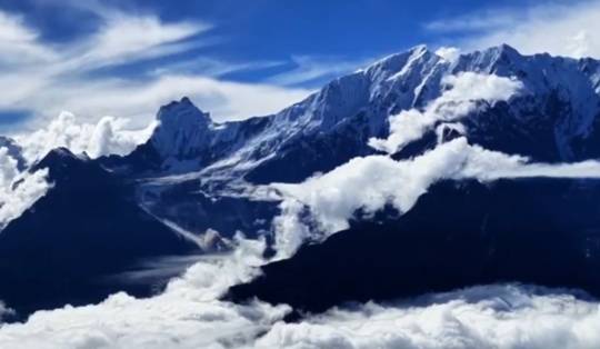 Chinese dronebeelden tonen moment dat gletsjer instort • Dodental overstromingen Nepal loopt verder op tot 579, nog 1.942 mensen vermist