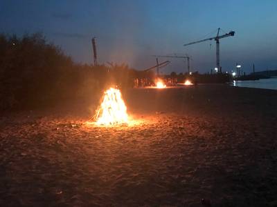 Politie laat jongeren in Druten zelf vuurtjes op Waalstrand doven, op last van boete