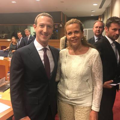 Twitteraars vallen over 'fan-foto' parlementariër met Zuckerberg