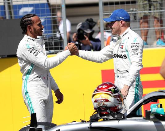 Mercedes-coureurs Hamilton (l) en Bottas.