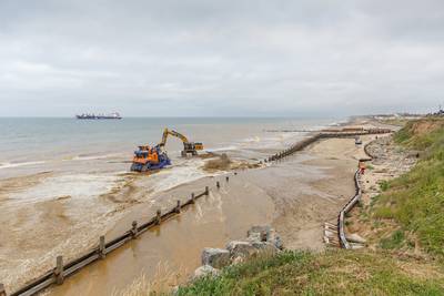 Broertje Nederlandse zandmotor gaat afbrokkelende Britse kust beschermen