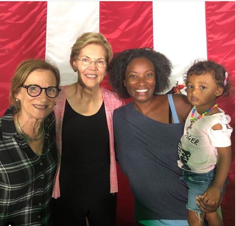 Na elke campagnebijeenkomst gaat Elizabeth Warren met haar aanhangers op de foto. Beeld Instagram