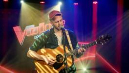 Bram verrast met een eigenzinnige akoestische versie van 'Blinding ...