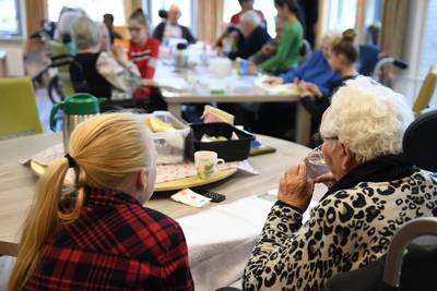 Kinderen op speeddate met dementerende ouderen in Wanroij