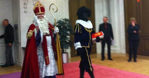 Sinterklaas brengt bezoekje aan Tweede Kamer | Binnenland - AD.nl