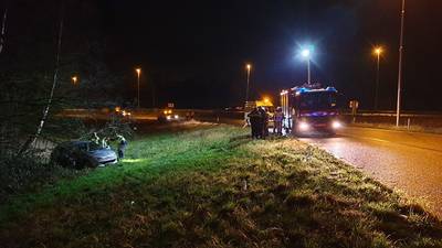 Auto vliegt uit de bocht op A1 bij Bornerbroek