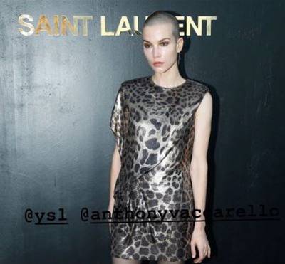 Sylvia Hoeks met kaal koppie tijdens fashionweek Parijs