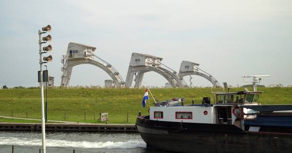 Rijkswaterstaat laat tientallen kubieke meters water extra door bij stuw Hagestein