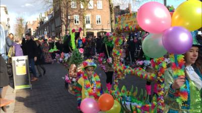 Kleurrijke carnavalsoptocht van vier verenigingen door Wageningen
