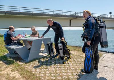 Duikers kruipen door oog van de naald bij Zeelandbrug: bijna verpulverd door meerpalen
