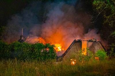 Grote uitslaande brand verwoest woning aan dijk bij Nijmegen