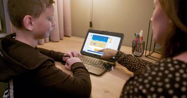 Prowise in Budel slaat slag nu alle scholen onderwijs op afstand willen geven - Eindhovens Dagblad