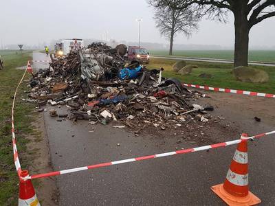 Enorme berg afval gedumpt in Delden