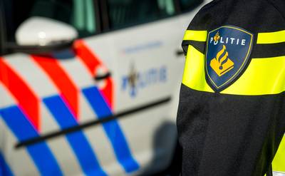 Jonge bromfietser rijdt agent van zijn motor in Heerlen