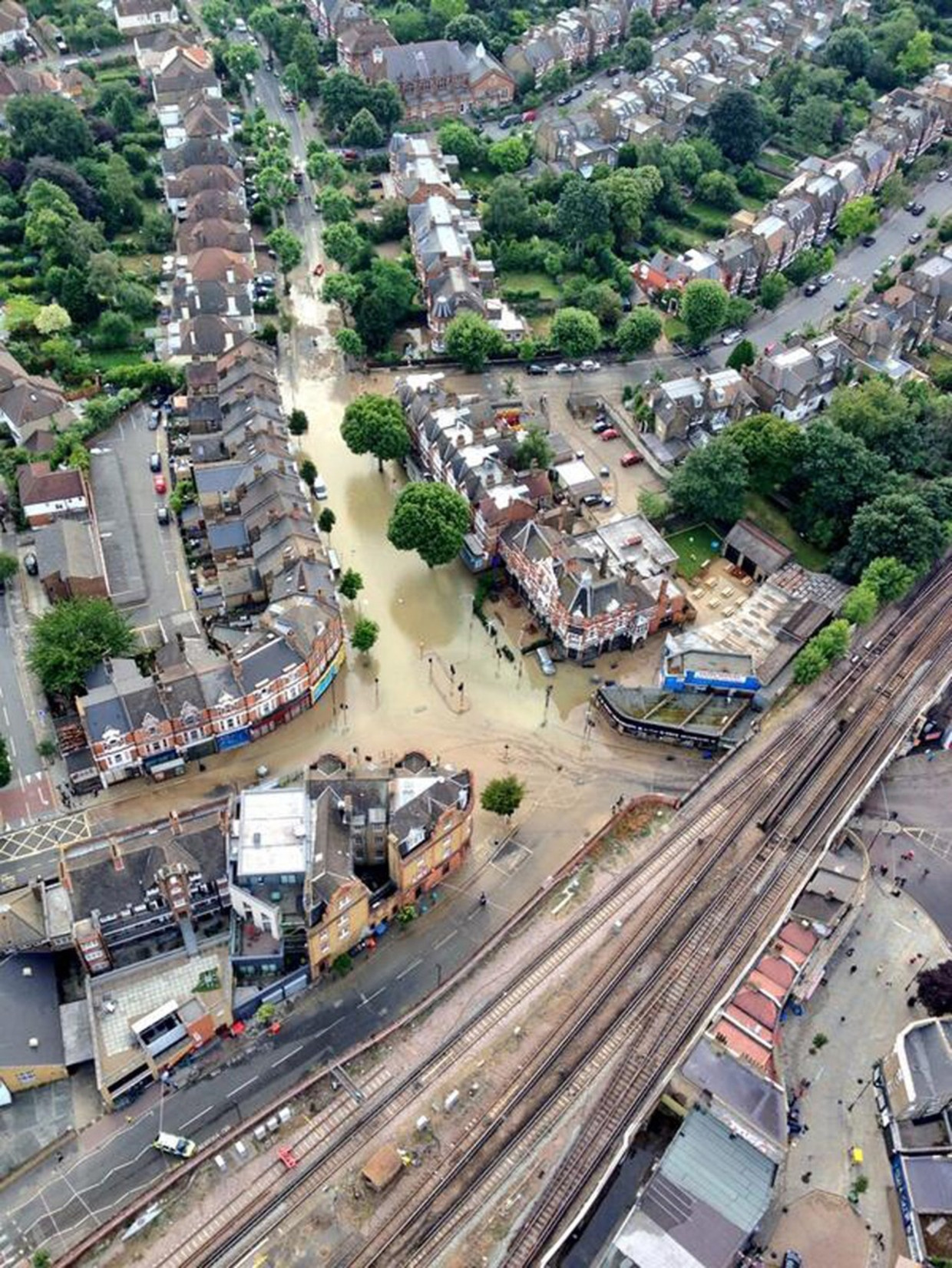 Gesprongen buis zet Londense wijk onder water | De Morgen