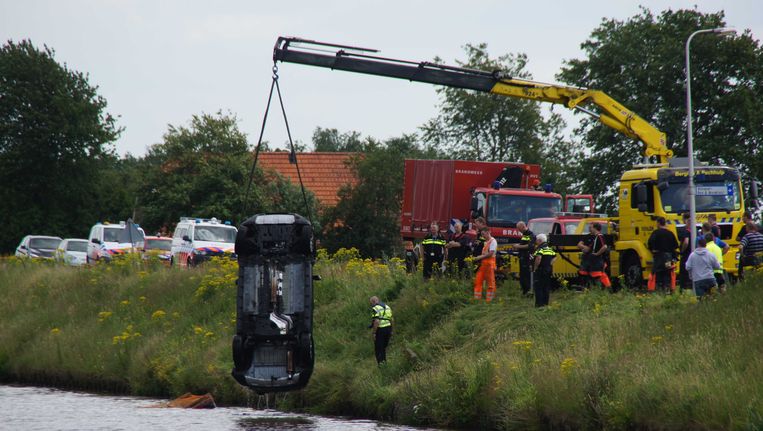 Vier familieleden omgekomen bij auto-ongeluk in Drentse Stieltjeskanaal - Volkskrant