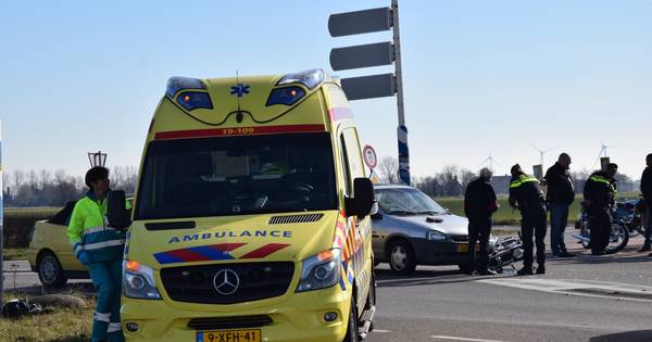 Motorrijder geschept door auto bij rotonde Bruinisse