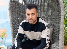 Özcan Akyol belde met Matthijs van Nieuwkerk