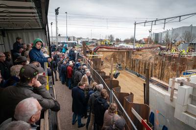 Plaatsen van  1,2 miljoen kilo wegende tunnelbak trekt veel bekijks in Dieren