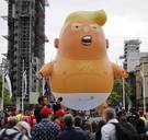 Ballon van ‘baby Trump’ gewelddadig neergehaald tijdens protest in Alabama 