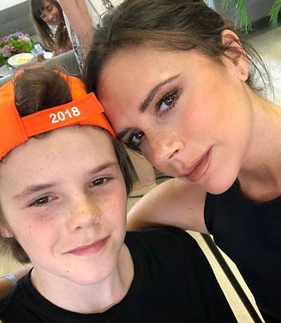 Victoria Beckham filmt stiekem zingende zoon