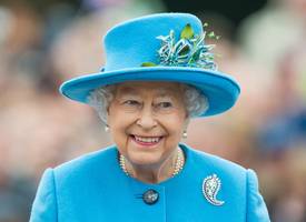 Queen Elizabeth zet de schaar in haar iconische kapsel