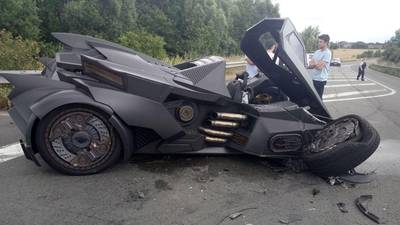 Dit zie je ook niet elke dag: Batman crasht onderweg naar Nederland, YouTube-ster ongedeerd