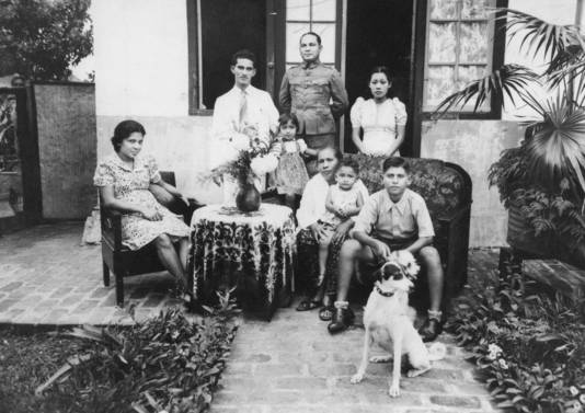 Familieportret in Bandung.