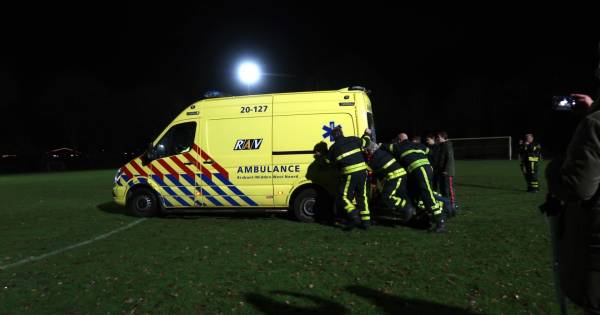 Elftal duwt vastgereden ambulance van het veld VV Molenschot, gewonde voetballer daarna naar het ziekenhuis gebracht.