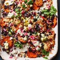 Luie avond? Laat je verleiden door deze loaded nacho's van zoete aardappel (zonder schillen!)