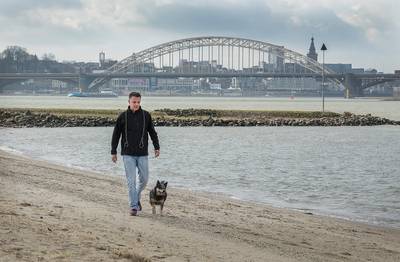 Matthijs laat zijn hond uit in de stank van schepen: ‘Benzinelucht blijft hangen op het strand’