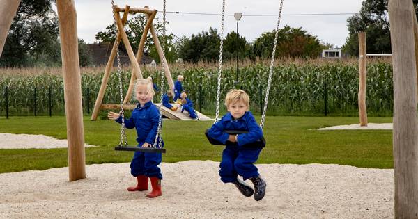 Lekker buiten spelen in je overall | Geldrop-Mierlo, Nuenen - Eindhovens Dagblad