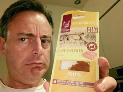 Burgemeester van Antwerpen verbaast met ludieke post: ‘Ik heb per ongeluk kattenvoer gegeten’