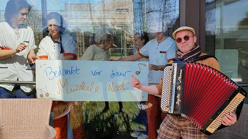 ’s Ochtends werkt Rudi in de supermarkt, in de namiddag vrolijkt hij rusthuisbewoners op