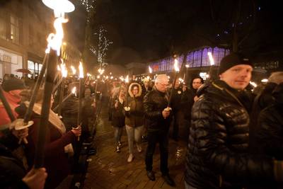 Duizenden betogers tegen gaswinning trekken met fakkels door Groningen