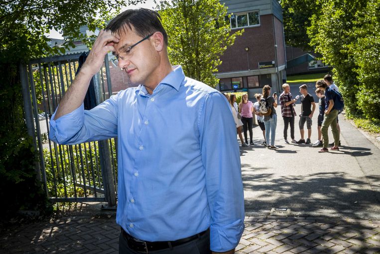 Juni 2018: André Postema staat voor het VMBO Maastricht nadat de eindexamens van alle 354 leerlingen ongeldig verklaard zijn. De bestuursvoorzitter weigerde aanvankelijk te vertrekken, maar stapte in november toch op. Beeld ANP