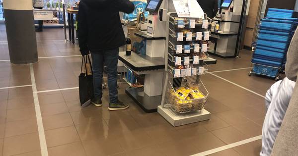 Tape op de vloer en glas voor de kassa: zo vechten onze supermarkten tegen corona - De Stentor