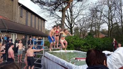 Edese dominee plonst als eerste in ijskoud water
