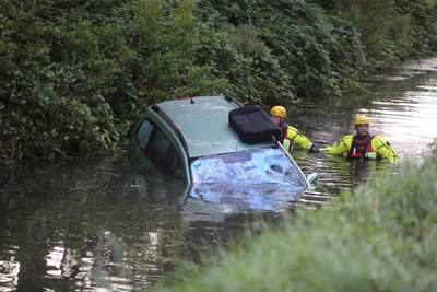 Auto te water bij Gameren, bestuurder spoorloos