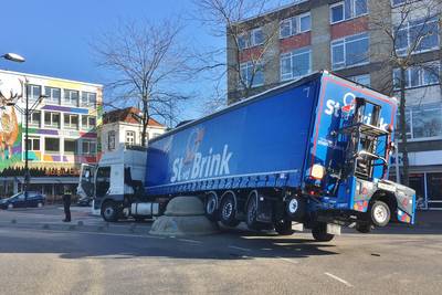 Vrachtwagen rijdt zich vast op betonnen bol in Nijmegen